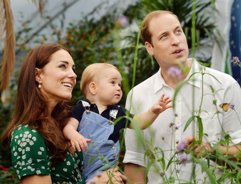 Foto oficial difundida por Guillermo de Inglaterra y Kate Middleton con motivo del primer cumpleaños de su hijo. La imagen fue tomada durante la visita de la familia a Australia.