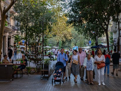 Vecinos paseando en la calle de Consell de Cent de Barcelona, este jueves por la tarde.