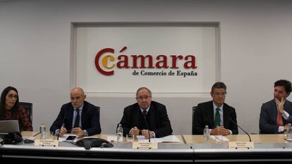 De izquierda a derecha, María Robles, secretaria general de la Cámara de Comercio de Valladolid; Víctor Caramanzana, presidente de la Cámara de de Valladolid; José Luis Bonet, presidente de la Cámara de España; Rafael Catalá, presidente del Centro Español de Mediación y Adolfo Díaz-Ambrona, secretario general de la Cámara de España.