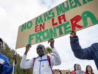 Manifestantes en Ceuta recuerdan a los fallecidos en Tarajal este febrero. 