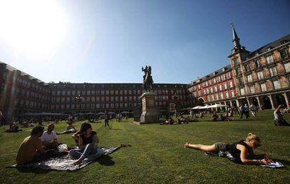 La plaza Mayor de Madrid estará cubierta de césped hasta el proximo domingo.