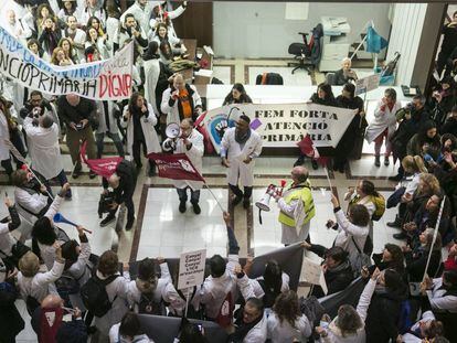 Protesta de facultativos en el edificio del Departamento de Salud de la Generalitat. 