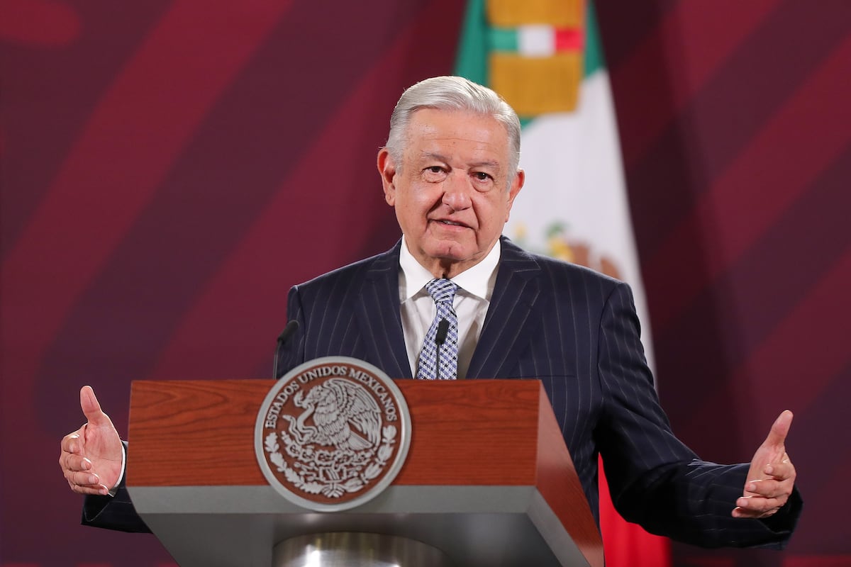 López Obrador anuncia aumento salarial de 8.2% para maestros mexicanos