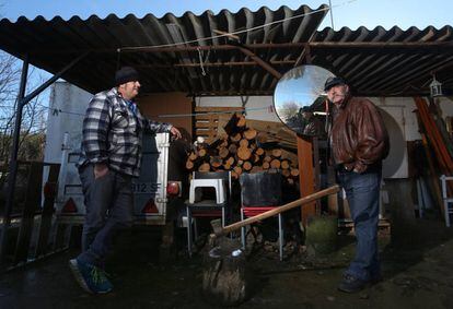Jesús García Barata junto a su hijo Bernardo, en su casa de Ferral de Bernesga, (León).