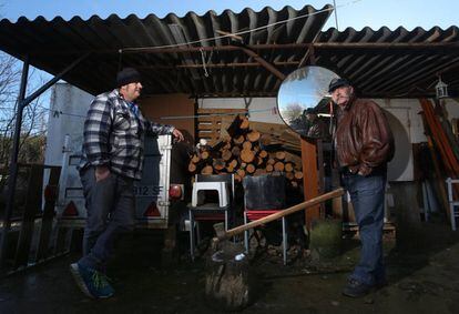 Jes&uacute;s Garc&iacute;a Barata junto a su hijo Bernardo, en su casa de Ferral de Bernesga, (Le&oacute;n).
 