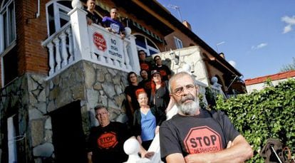 Miguel Lanzarote, en primer término, en su casa, respaldado por miembros del colectivo Stop Desahucios.