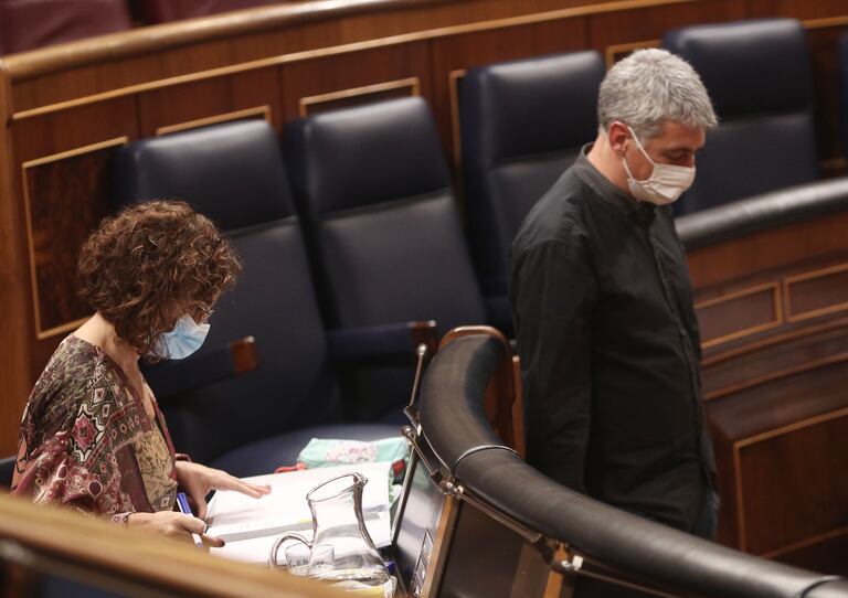 El portavoz de Bildu, Óscar Matute, pasa por delante del escaño de la ministra de Hacienda, María Jesús Montero, en el Congreso.