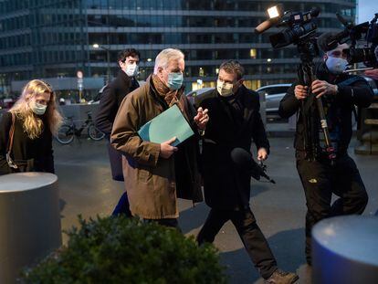 El negociador de la UE, Michel Barnier, entra en el Consejo para informar a los embajadores de los Veintisiete, este lunes, en Bruselas.