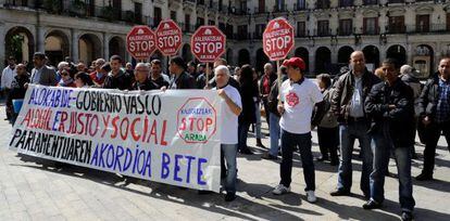 Concentración de Stop Deshaucios este lunes frente al Ayuntamiento de Vitoria. 