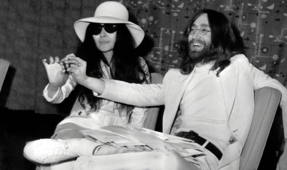 John Lennon y su esposa Yoko Ono en Londres en abril de 1969.