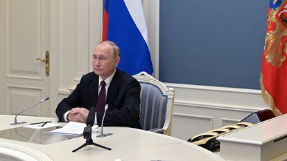 El presidente ruso, Vladímir Putin, contempla las imágenes de los ejercicios llevados a cabo por las fuerzas nucleares estratégicas rusas el pasado mes de octubre.