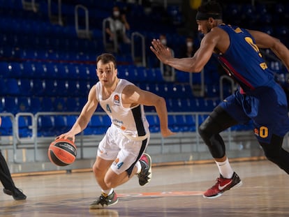 Pangos finta ante Davies.