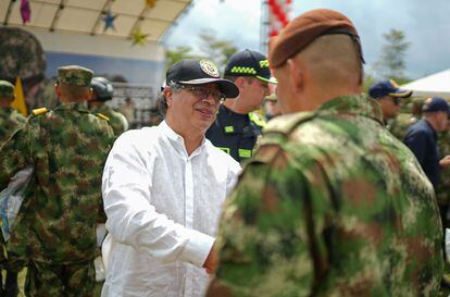 El presidente de Colombia, Gustavo Petro, saluda a un soldado en Saravena, Arauca, el 22 de noviembre de 2022.