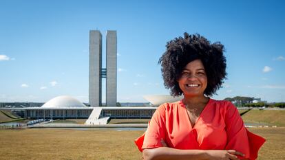 Milena Hildete Teixeira, que entró con las cuotas sociorraciales a la universidad en Bahía, posa este jueves ante el Congreso, en Brasilia, donde cubre la información parlamentaria