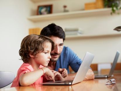 La educación digital demanda que los padres y madres acompañen a sus hijos y sean modelos en el uso de la tecnología.