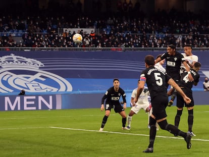 Militão marca de cabeza el empate.