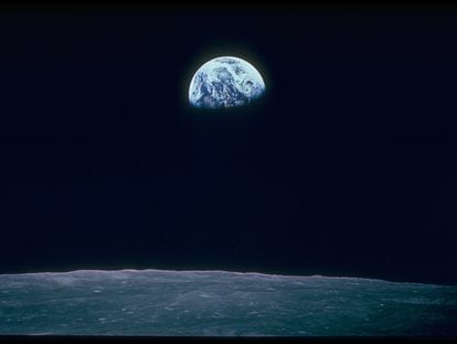 Vista de la Tierra tomada desde el 'Apolo 8' con la curva de la Luna en primer término.