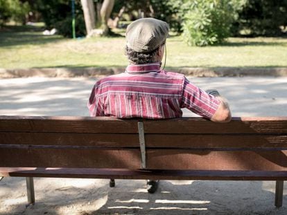 Un jubilado, en el parque de la Ciudadela de Barcelona.