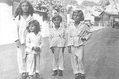 Durante las vacaciones en La Ciotat, en los años treinta, con sus hermanos.