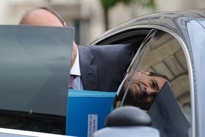 El ministro de Trabajo francés, Eric Woerth, entra en su coche tras el Consejo de Ministros de ayer.