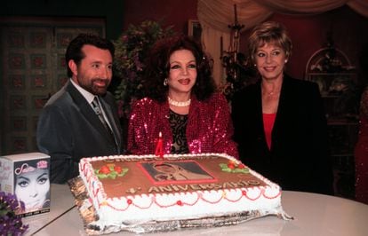 Sara Montiel y Laura Valenzuela visitaron el programa 'Cine de Barrio' en 1999 para celebrar junto a José Manuel Parada su cuarto aniversario en antena.