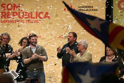 El cabeza de lista de ERC, Gabriel Rufián (i), es aplaudido por el presidente de ERC, Oriol Junqueras (2d) y el juez Santiago Vidal (d), candidato al Senado, al término del acto final de campaña que ERC ha celebrado en el Teatre principal de Sabadell.