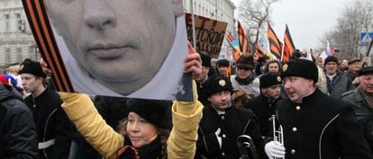 Manifestantes rusos marchan en Mosc&uacute; a favor de uan intervenci&oacute;n militar en Crimea.  