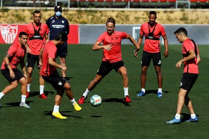 Los jugadores del Sevilla hacen un rondo durante un entrenamiento. / EFE