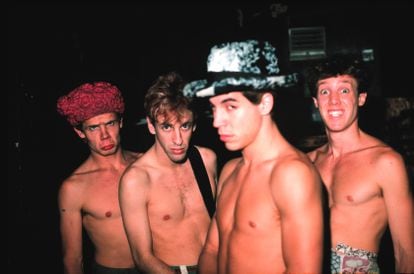 Los Red Hot Chili Peppers en su formación de 1987, o sea: Flea, Hillel Slovak, Anthony Kiedis y Jack Irons posan tras un concierto en Minnesotta.