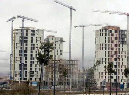 Bloques de viviendas en construcción en el nuevo barrio de Zabalgana de Vitoria.