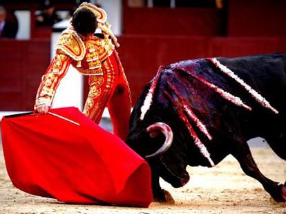 El diestro franc&eacute;s Sebasti&aacute;n Castella, durante la faena a su segundo toro, ayer en Las Ventas. 