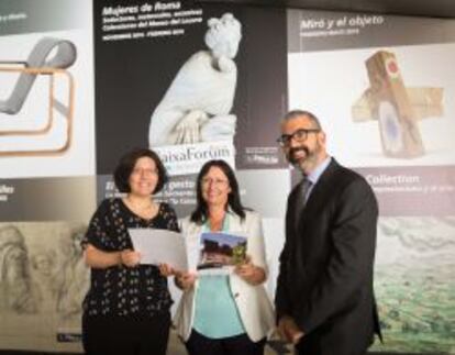 Isabel Fuentes, directora de CaixaForum Madrid; Elisa Durán, directora general adjunta de la Fundación La Caixa; e Ignasi Miró, director del área de Cultura de la Fundación La Caixa, en la presentación de la temporada.