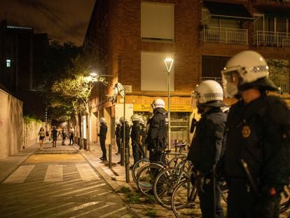 Agentes de la Guardia Urbana de Barcelona mantienen su formación para controlar aglomeraciones durante las fiestas del barrio de Gràcia.