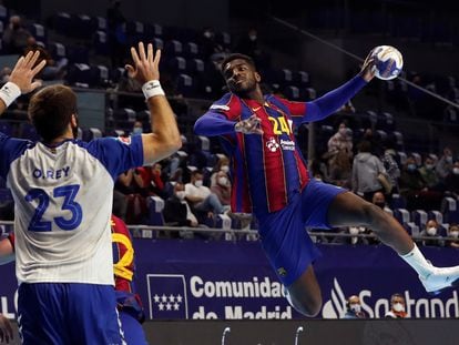 Dika Mem lanza ante el Oriol Rey durante el Granollers-Barcelona.