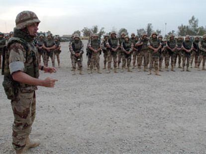 El general Fulgencio Coll (izquierda) se dirige a miembros de la Brigada Plus Ultra que van a regresar a España, ayer, en Diwaniya (Irak).