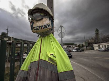 Un muñeco colgado en la planta de Cémex en Lloseta (Mallorca). 