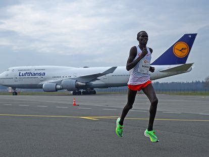 Philemon Kacheran, en el maratón del aeropuerto de Twente, en 2021.