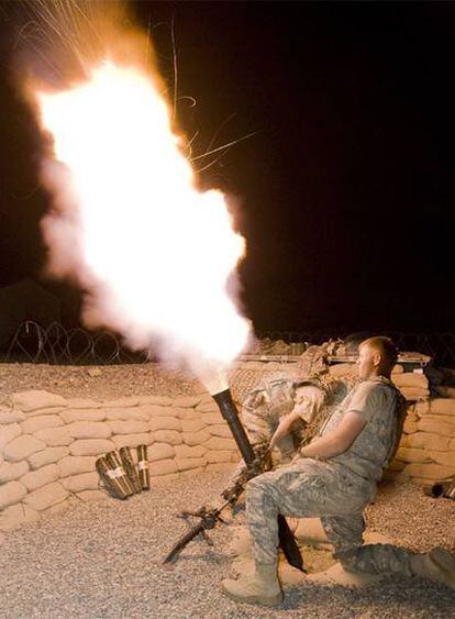 Un soldado estadounidense dispara con un mortero sobre posiciones talibanes.