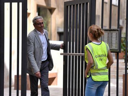 Javier Melero, a la salida de la casa de Daniel Osàcar.