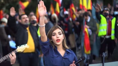 Isabel Peralta, del grupo de ultraderecha Bastión Frontal, en una imagen del vídeo grabado en el acto de homenaje a la División Azul en el cementerio de la Almudena de Madrid el pasado 13 de febrero.
