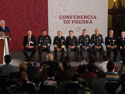 López Obrador, junto a los secretarios de Defensa y Marina, este jueves.  