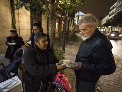 Gabriela García ofreciendo platos de arroz a las puertas del Samur Social.
