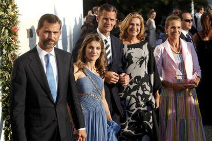Los príncipes de Asturias, con los duques de Palma y la infanta Elena.