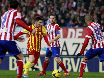 Messi, rodeado de jugadores del Atl&eacute;tico.