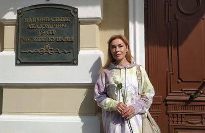 La actriz bielorrusa Zoya Belojvostik, en la puerta del Teatro Nacional Yanka Kupala en Minsk.