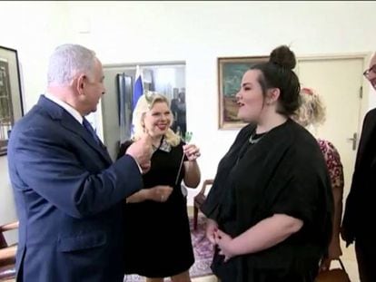 Netanyahu y su esposa reciben a Netta Barzilai en Jerusalén, el pasado miércoles.