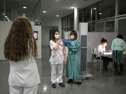 Vacunación del personal sanitario del hospital de Sant Pau, en Barcelona.