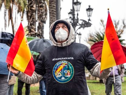 Un participante en la concentración de policías y guardias civiles del pasado miércoles en Valencia con una camiseta de Jusapol, convocante de la manifestación de Madrid.