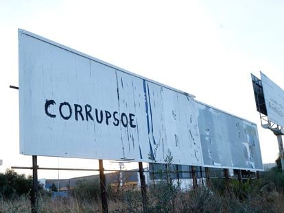 El lema "Corrupsoe" apareció en varias vallas de Castellón.