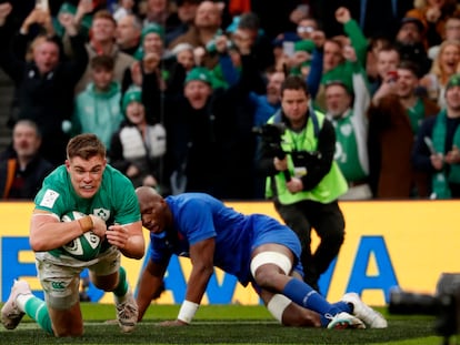 El irlandés Garry Ringrose anota un ensayo ante el francés Seckou Macalou, durante el partido del Seis Naciones de este sábado.